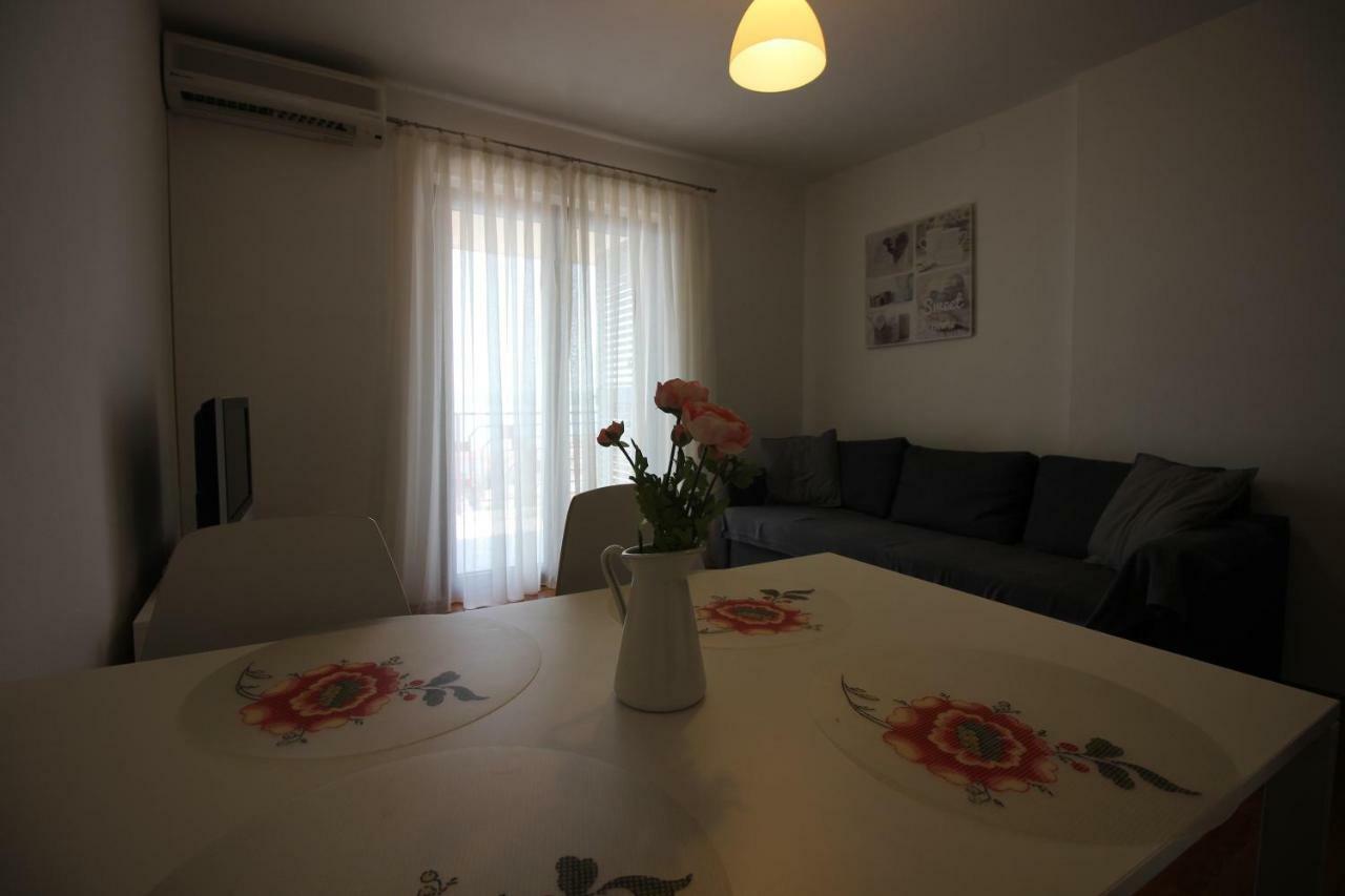 Nikola Apartment *